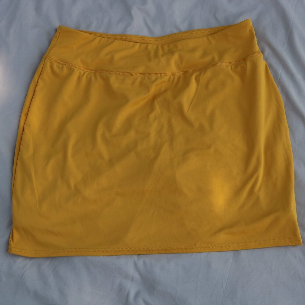 REAL ESSENTIALS YELLOW WOMENS WORKOUT SKORT